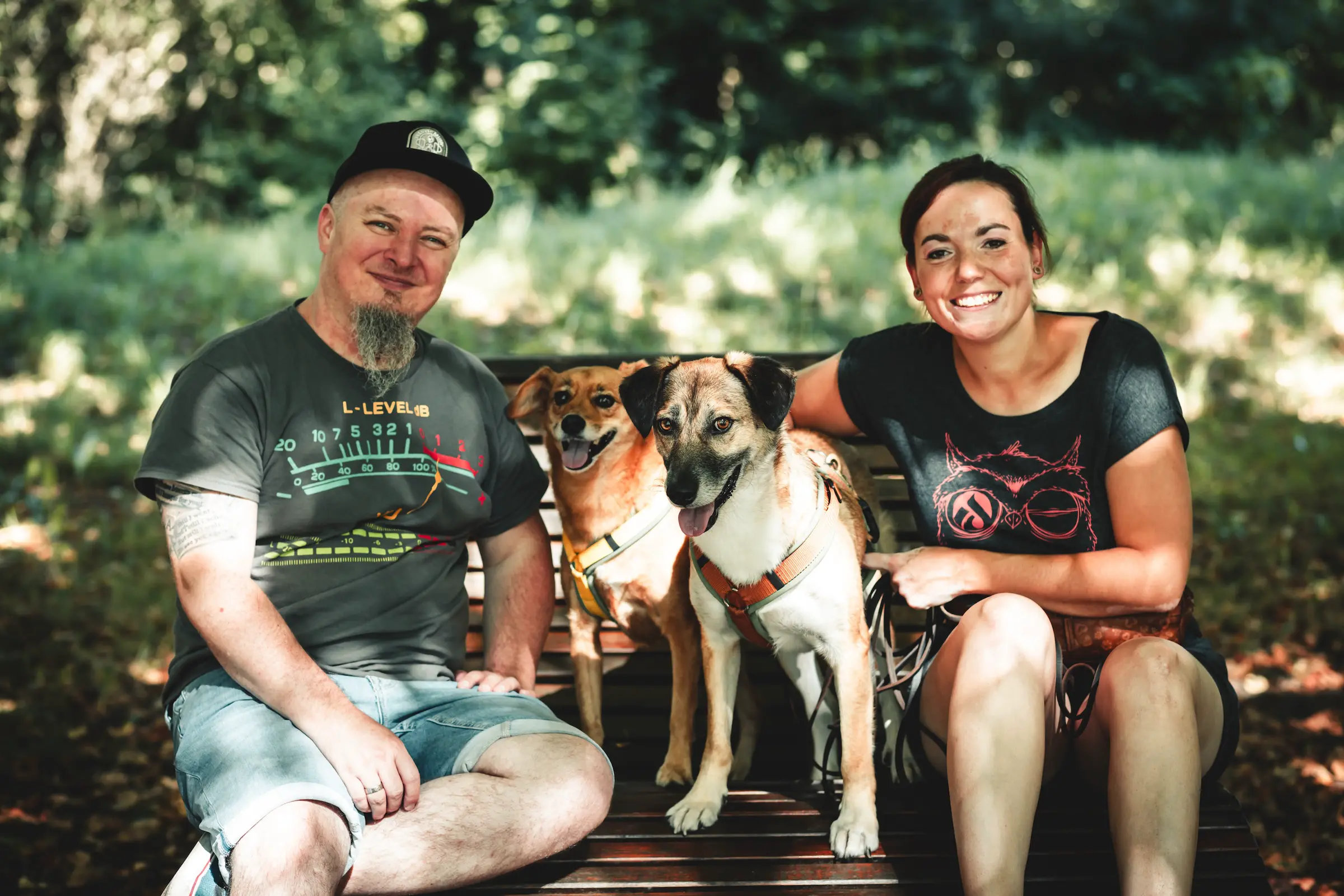 Hundetrainerin der Hundeschule best Buddies Antonia Beyerlein mit Ihrem Mann Andi Beyerlein und Ihrem Hunderudel in Himmelkron